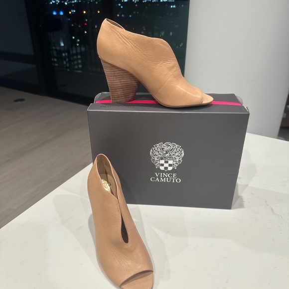 Vince Camuto Signature Camel Leather Peep-Toe Booties Size 8.5 - Picture 9 of 10
